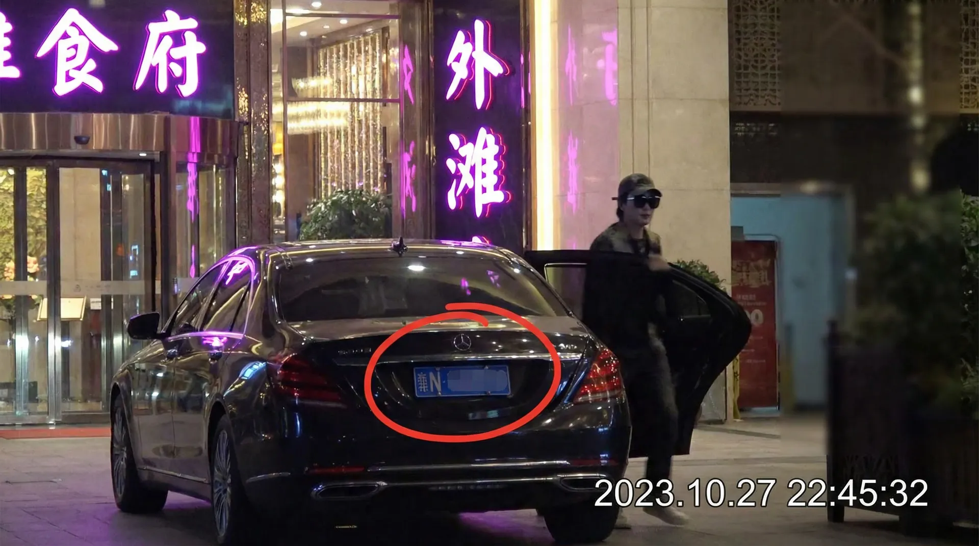 暗网幼女导航 | 暗网幼女官方入口~热点暗网幼女分享平台 - 豪车餐厅外偷拍
